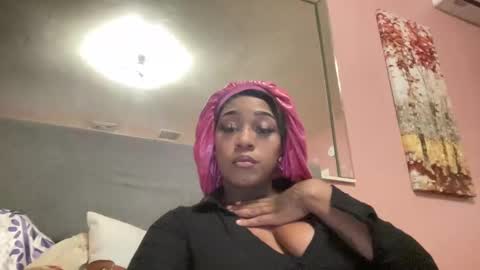 Snapshot of creame_sensation chatting on 02-19-25, 01:29 PHANTOMTARGARYENXXX online show from 02-19-25, 01:29