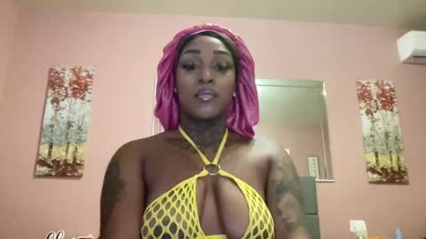 Snapshot of creame_sensation chatting on 02-21-25, 02:17 PHANTOMTARGARYENXXX online show from 02-21-25, 02:17