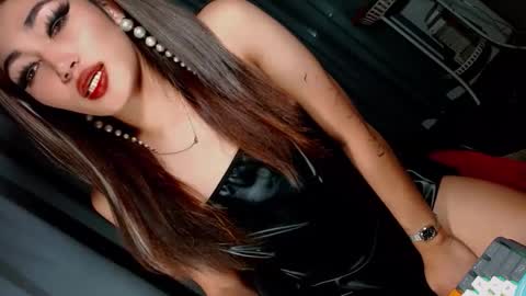 Snapshot of creamycum_celinexxx chatting on 01-18-25, 01:41 Celine online show from 01-18-25, 01:41