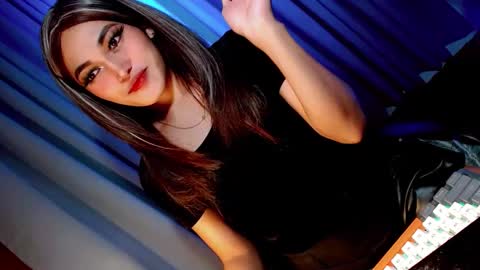 Snapshot of creamycum_celinexxx chatting on 02-06-25, 12:00 Celine online show from 02-06-25, 12:00
