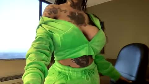 Snapshot of creamyexotica chatting on 12-28-24, 01:17 CreamyExotica online show from 12-28-24, 01:17