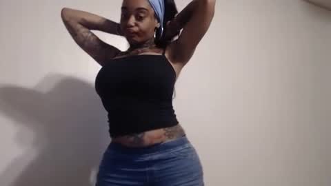 Snapshot of creamyexotica chatting on 09-17-25, 01:02 CreamyExotica online show from 09-17-25, 01:02