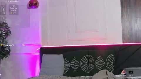 Sophie online show from 10-31-25, 04:13