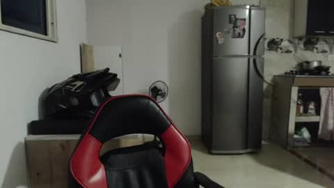 Snapshot of criscamiloo chatting on 06-13-26, 07:39 criscamiloo online show from 06-13-26, 07:39