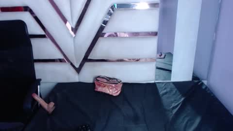 Snapshot of cristal_bobs chatting on 09-17-25, 04:03 Cristal online show from 09-17-25, 04:03