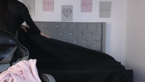  Alejandra from Wednesday to Saturday from 1000 pm to 400 am Colombian hour online show from 04-01-26, 02:56