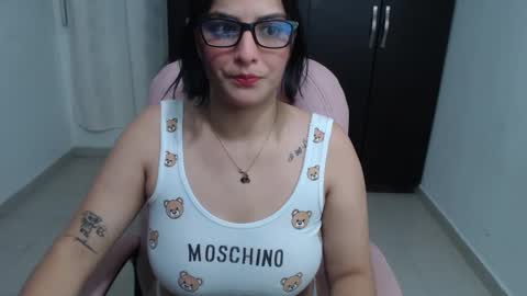 Snapshot of cristal_hot07 chatting on 01-24-25, 03:43 Cristal online show from 01-24-25, 03:43