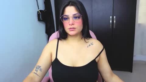 Snapshot of cristal_hot07 chatting on 12-19-25, 10:17 Cristal online show from 12-19-25, 10:17