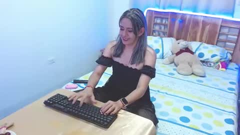 Snapshot of cristall_dulce_ chatting on 12-31-24, 12:11 cristall online show from 12-31-24, 12:11