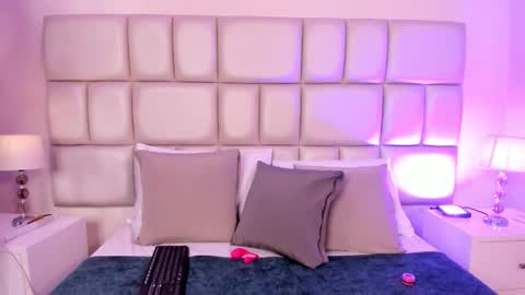 Snapshot of cristallwilliams chatting on 12-02-25, 08:15 cristallwilliams online show from 12-02-25, 08:15