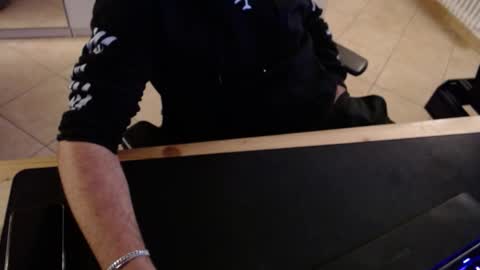 Snapshot of crocken_bisc chatting on 12-19-25, 08:49 crocken_bisc online show from 12-19-25, 08:49