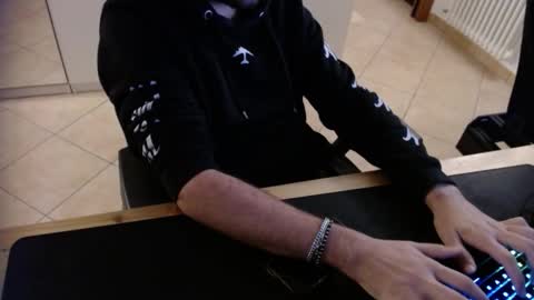 Snapshot of crocken_bisc chatting on 12-20-25, 04:25 crocken_bisc online show from 12-20-25, 04:25