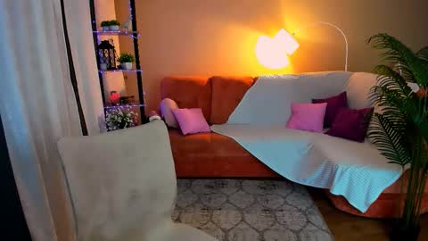 Snapshot of crystaalstaar chatting on 11-18-25, 11:15 Anna online show from 11-18-25, 11:15