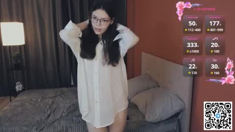 Snapshot of crystal_castlesss chatting on 11-18-25, 12:53 Crystal online show from 11-18-25, 12:53