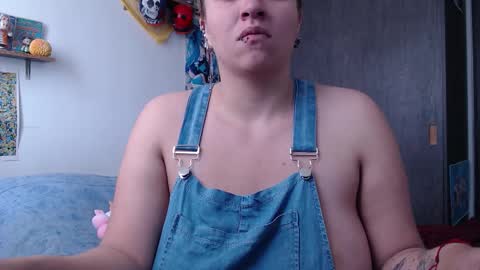 Snapshot of crystal_shadow chatting on 11-18-25, 12:53 Crystal shadow online show from 11-18-25, 12:53