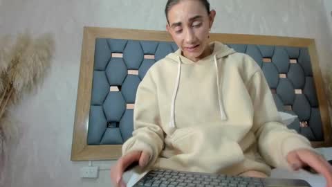 Snapshot of crystal_sm chatting on 10-06-25, 03:04 crystal_sm online show from 10-06-25, 03:04