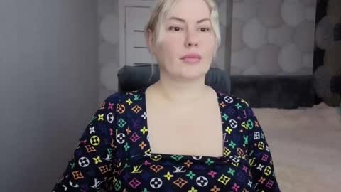 Snapshot of crystallleyes chatting on 11-14-25, 05:06 CrystalllEyes online show from 11-14-25, 05:06