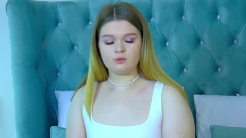 Snapshot of crystallyons chatting on 01-18-25, 06:03 Crystal online show from 01-18-25, 06:03