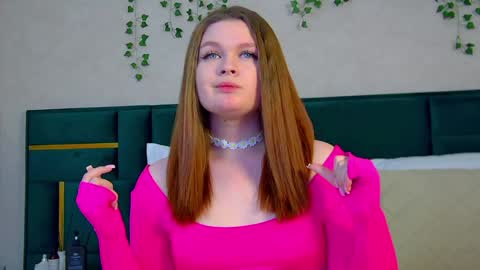 Snapshot of crystallyons chatting on 02-08-25, 12:39 Crystal online show from 02-08-25, 12:39