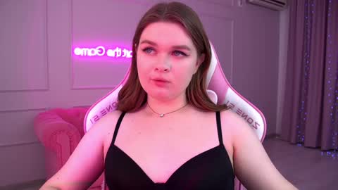 Snapshot of crystallyons chatting on 03-09-25, 04:11 Crystal online show from 03-09-25, 04:11