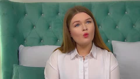 Snapshot of crystallyons chatting on 09-27-25, 06:29 Crystal online show from 09-27-25, 06:29