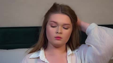 Snapshot of crystallyons chatting on 10-19-25, 06:08 Crystal online show from 10-19-25, 06:08