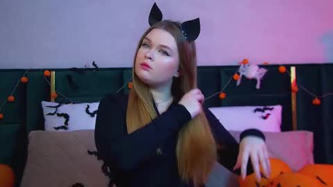 Snapshot of crystallyons chatting on 10-27-25, 06:23 Crystal online show from 10-27-25, 06:23