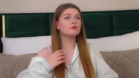 Snapshot of crystallyons chatting on 11-10-25, 06:29 Crystal online show from 11-10-25, 06:29