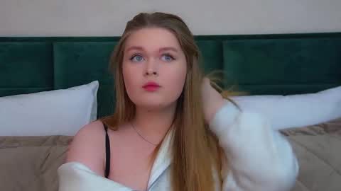 Snapshot of crystallyons chatting on 11-17-25, 06:03 Crystal online show from 11-17-25, 06:03