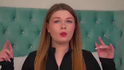 Snapshot of crystallyons chatting on 11-28-25, 07:11 Crystal online show from 11-28-25, 07:11