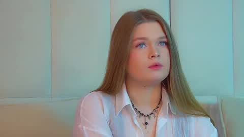 Snapshot of crystallyons chatting on 11-29-25, 06:16 Crystal online show from 11-29-25, 06:16