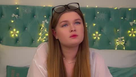 Snapshot of crystallyons chatting on 12-05-25, 12:03 Crystal online show from 12-05-25, 12:03