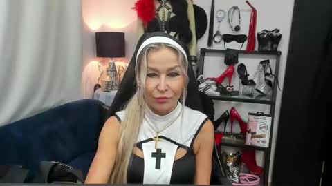 Snapshot of crystalxohotty chatting on 10-31-25, 05:52 CrystalHotty online show from 10-31-25, 05:52