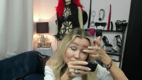 Snapshot of crystalxohotty chatting on 06-10-26, 04:45 CrystalHotty online show from 06-10-26, 04:45