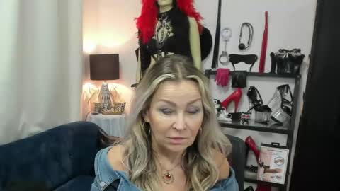 Snapshot of crystalxohotty chatting on 06-17-26, 04:26 CrystalHotty online show from 06-17-26, 04:26