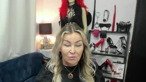 Snapshot of crystalxohotty chatting on 06-23-26, 04:32 CrystalHotty online show from 06-23-26, 04:32