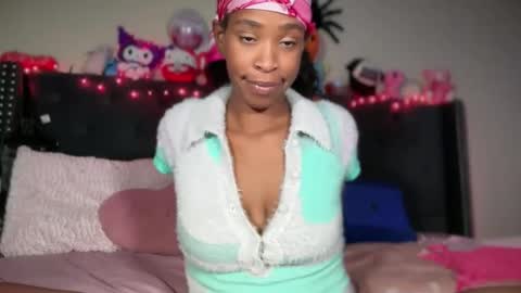 Snapshot of cum2charmxx chatting on 10-28-25, 05:22 cum2charmxx online show from 10-28-25, 05:22