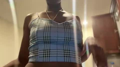 Snapshot of cum2charmxx chatting on 05-13-26, 01:30 cum2charmxx online show from 05-13-26, 01:30