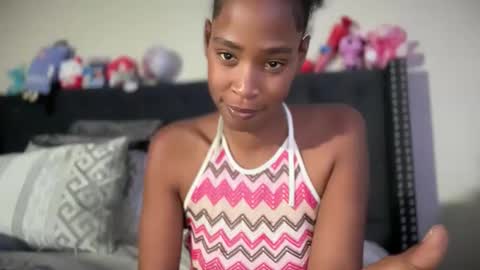 Snapshot of cum2charmxx chatting on 05-20-26, 12:22 cum2charmxx online show from 05-20-26, 12:22