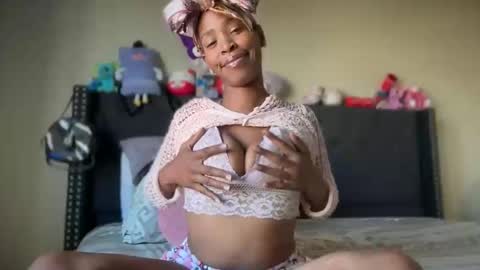 Snapshot of cum2charmxx chatting on 05-27-26, 01:24 cum2charmxx online show from 05-27-26, 01:24