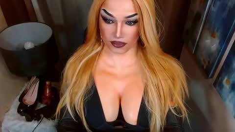 Snapshot of cumoffun chatting on 12-18-25, 07:14 Cattaleya online show from 12-18-25, 07:14