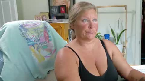 Snapshot of curiouscouple3143 chatting on 07-07-26, 05:17 curious couple online show from 07-07-26, 05:17