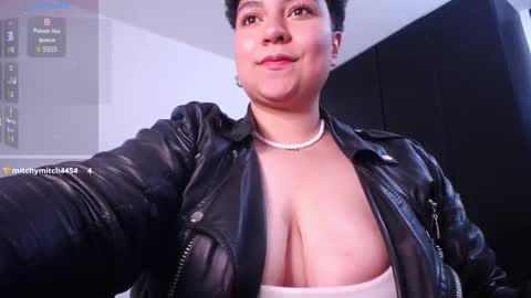 Snapshot of curly_cam_queen chatting on 12-12-24, 04:59 Bruna online show from 12-12-24, 04:59