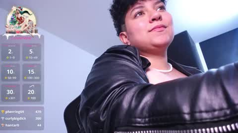 Snapshot of curly_cam_queen chatting on 12-22-24, 07:54 Bruna online show from 12-22-24, 07:54