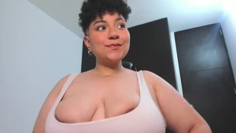 Snapshot of curly_cam_queen chatting on 01-16-25, 03:34 Bruna online show from 01-16-25, 03:34