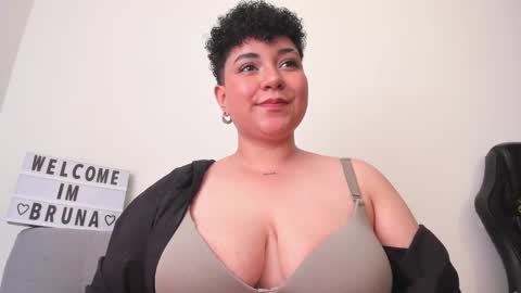 Snapshot of curly_cam_queen chatting on 02-06-25, 07:18 Bruna online show from 02-06-25, 07:18