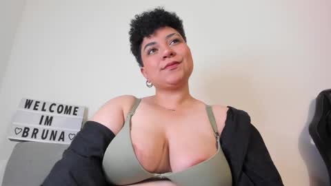 Snapshot of curly_cam_queen chatting on 02-07-25, 03:45 Bruna online show from 02-07-25, 03:45
