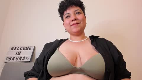 Snapshot of curly_cam_queen chatting on 02-08-25, 05:08 Bruna online show from 02-08-25, 05:08