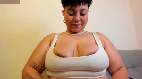 Snapshot of curly_cam_queen chatting on 03-02-25, 03:02 Bruna online show from 03-02-25, 03:02