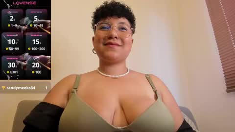Snapshot of curly_cam_queen chatting on 03-03-25, 09:05 Bruna online show from 03-03-25, 09:05